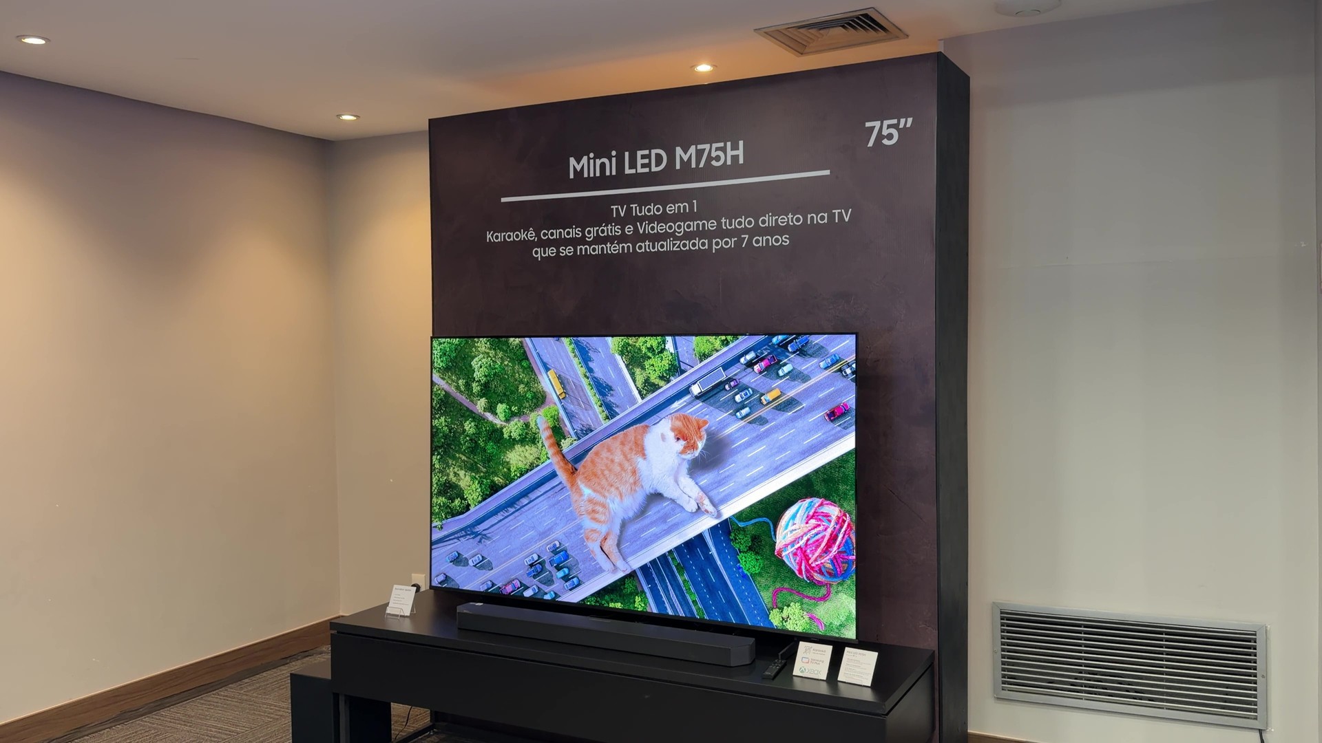 Placa de exposição da Samsung com a TV Mini LED M75H de 75 polegadas