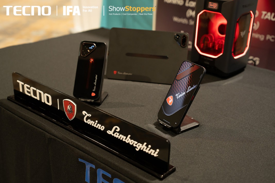 Edição Tonino Lamborghini do Pova 8 Pro 5G exposta no estande da TECNO na IFA 2026, ao lado de um tablet e um gabinete gamer