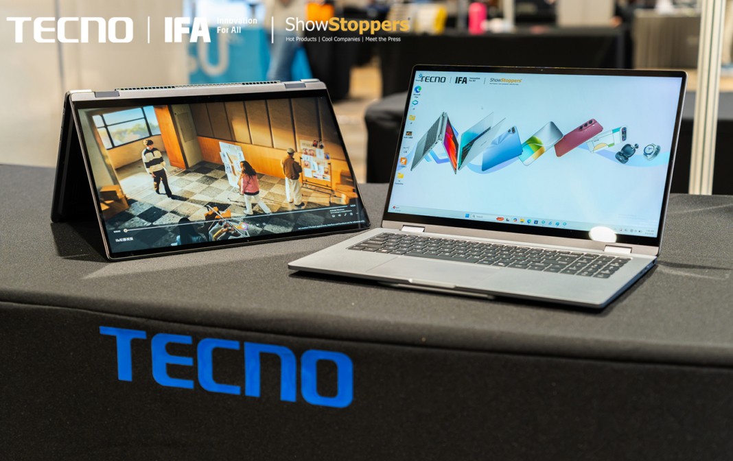 MEGABOOK T15 Pro 360 em modo tenda ao lado de outro notebook da TECNO no estande da IFA 2026