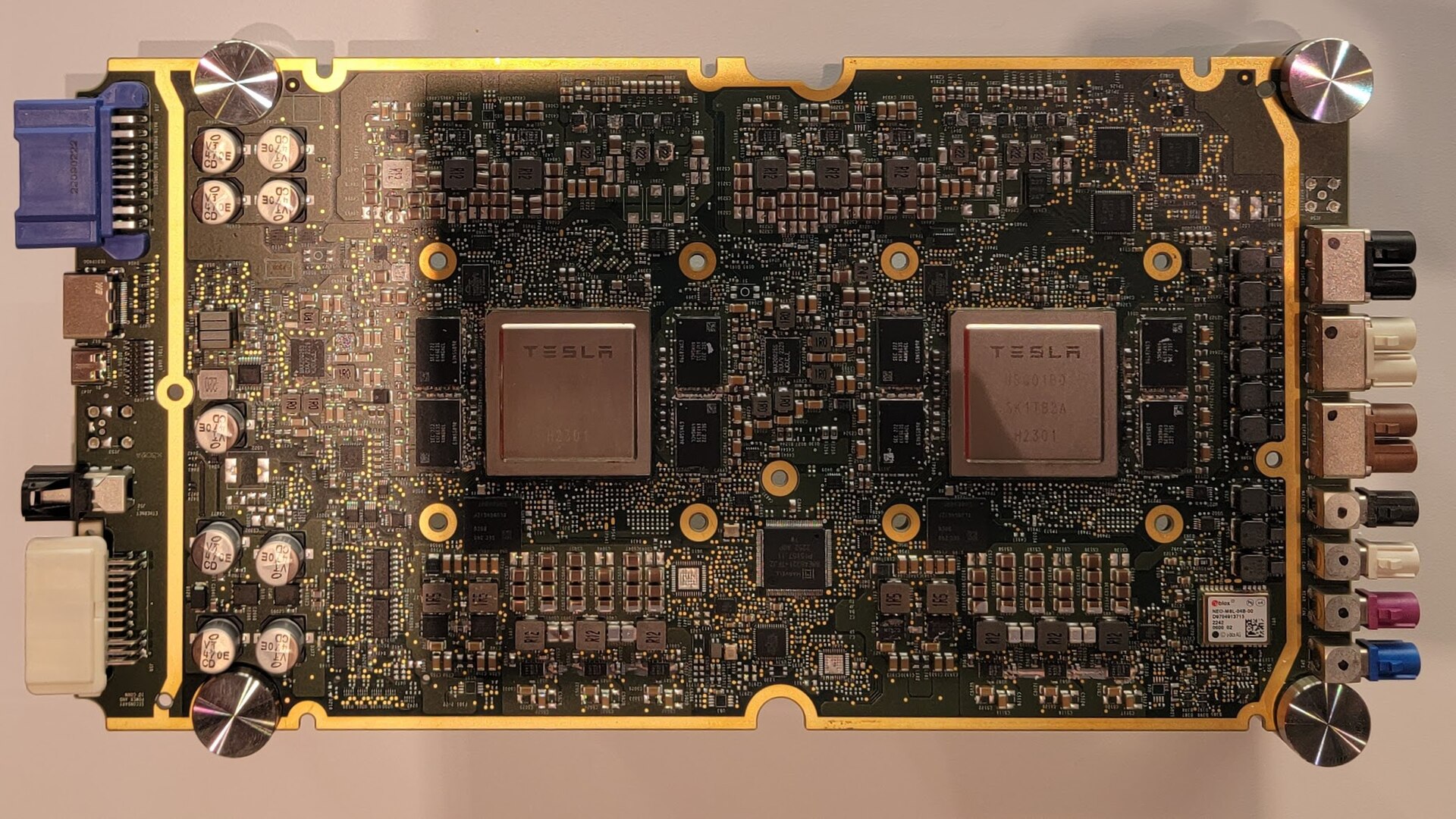 Placa do computador de direção da Tesla, com dois chips da marca
