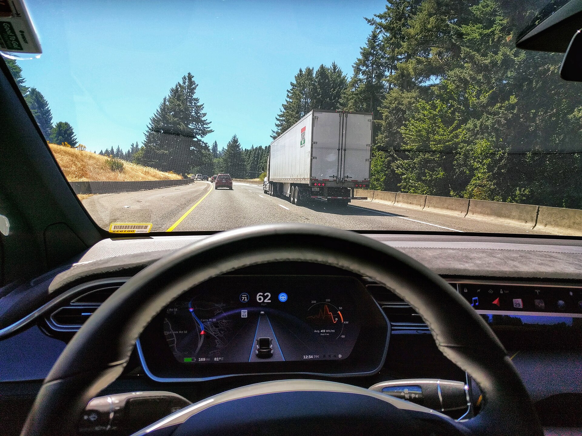 Painel de um Tesla Model X com o Autopilot ativado em rodovia