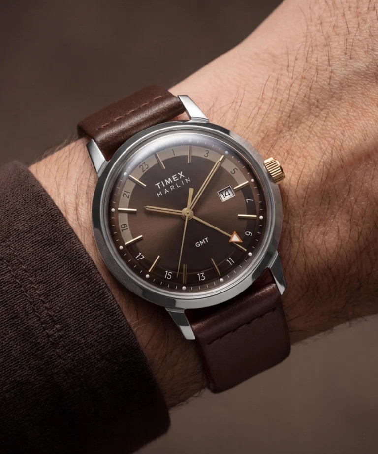 Timex Marlin Quartz GMT azul com pulseira de aço no pulso