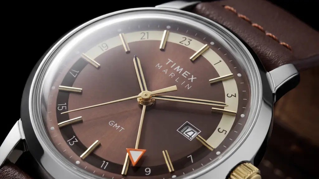 Detalhe do mostrador marrom com escala de 24 horas do Timex Marlin GMT
