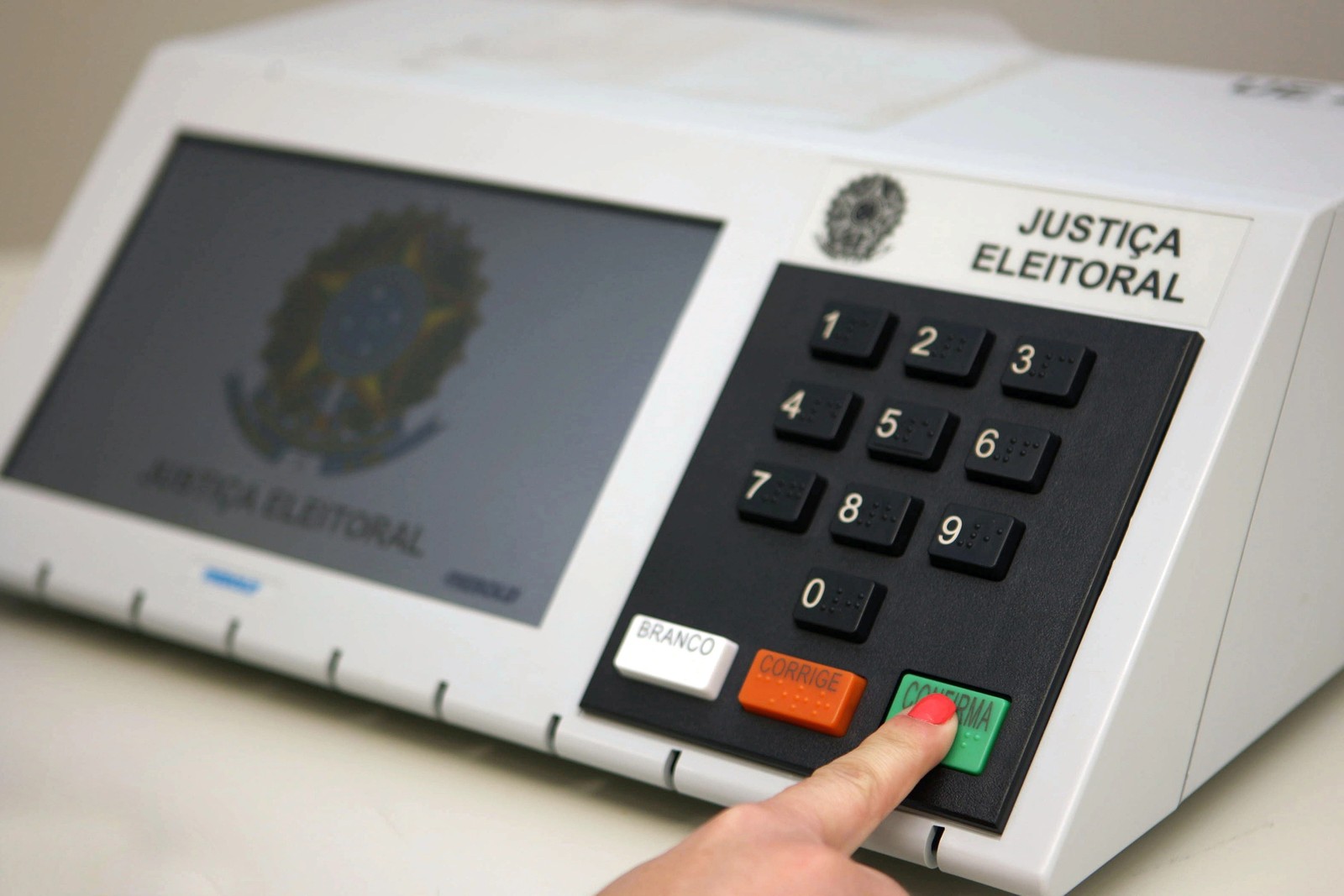 Eleitor digita o voto na urna eletrônica da Justiça Eleitoral