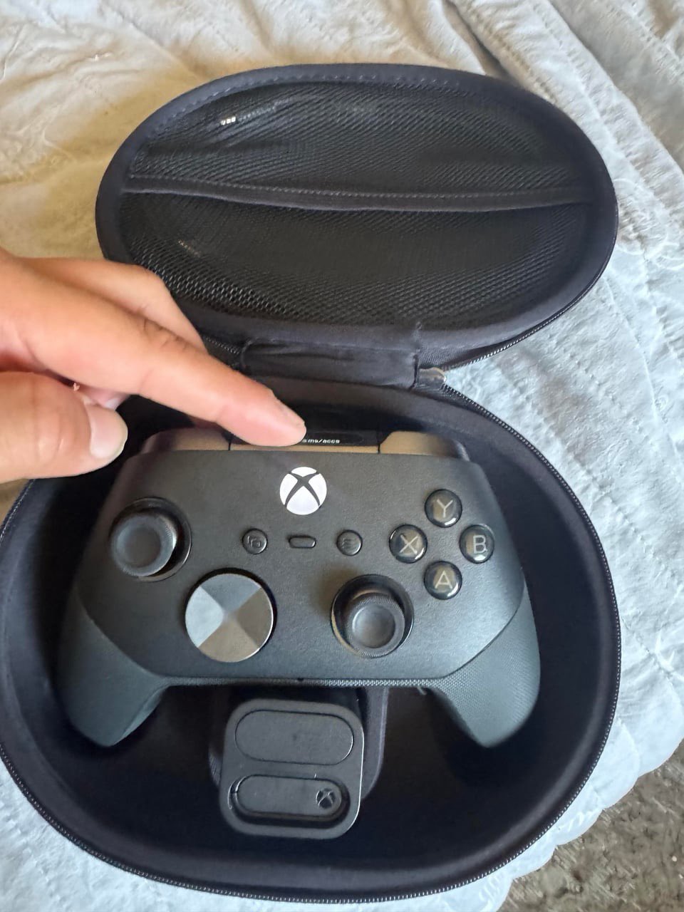 Protótipo do Xbox Elite Series 3 dentro do estojo, em foto publicada no Reddit