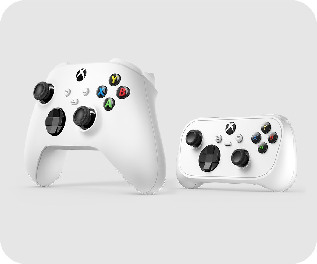 Controle Xbox Nano ao lado do controle sem fio padrão do Xbox