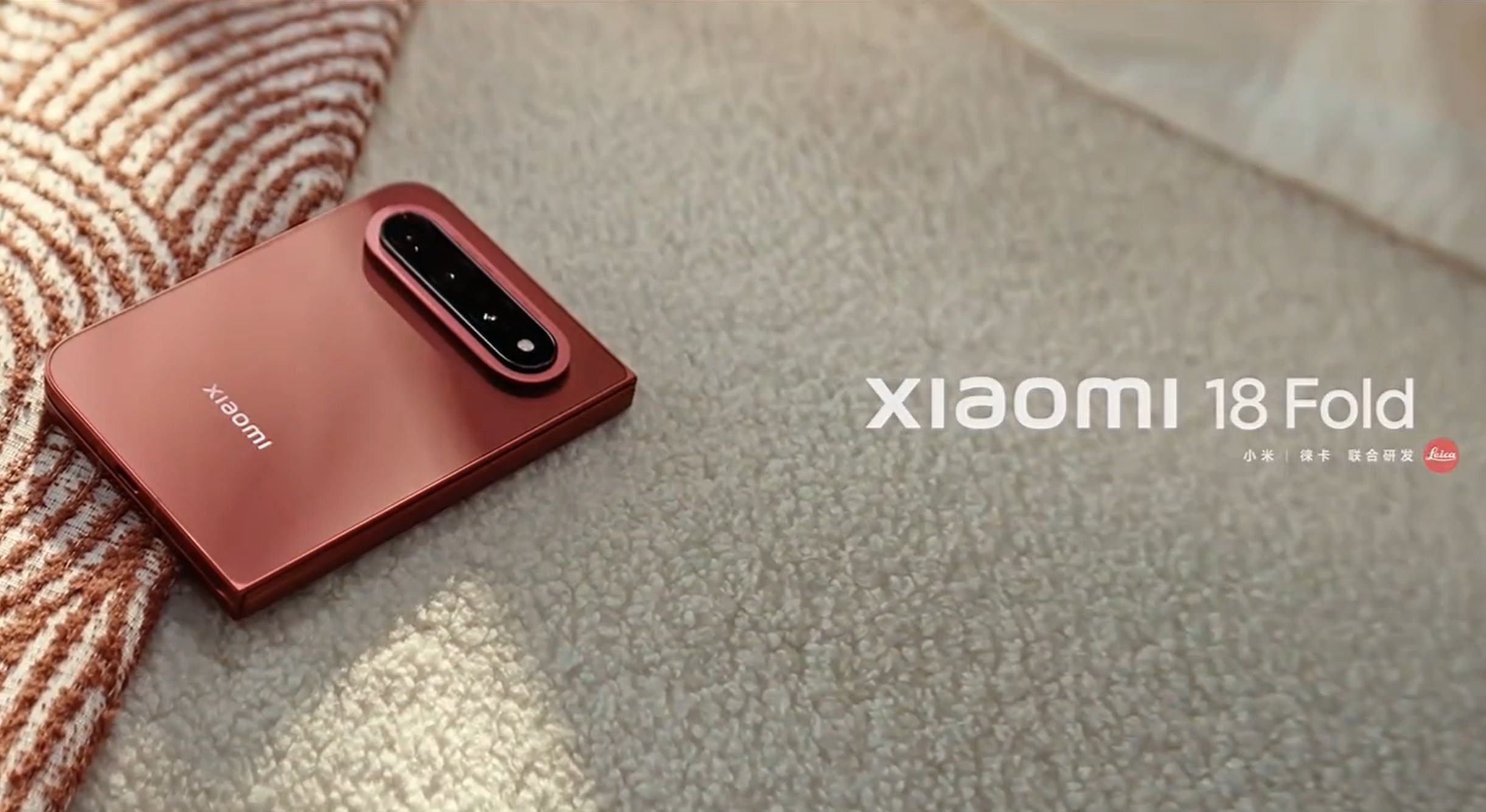 Xiaomi 18 Fold fechado, na cor vermelha, mostrando o módulo de câmeras Leica