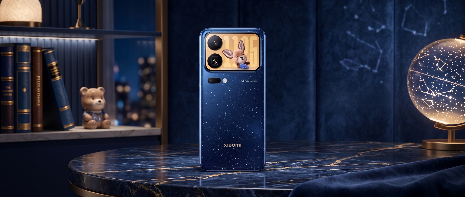 Xiaomi 18 Pro nas cores branca e azul com a tela traseira acesa