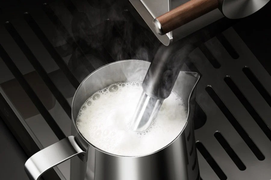 Cafeteira Mijia conectada ao aplicativo da Xiaomi, com o painel de pressão e temperatura