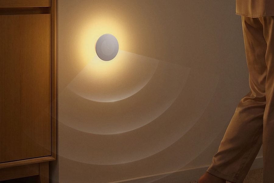 Mijia Night Light 4 acionada em um corredor, com o campo de detecção do radar ilustrado