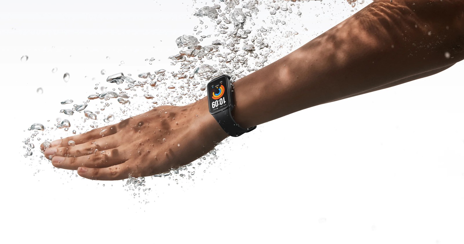 Xiaomi Smart Band 11 Active no pulso, em contato com respingos de água