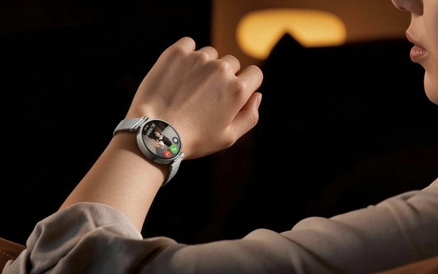 Mulher atende chamada de vídeo no Xiaomi Watch S5 de 41 mm