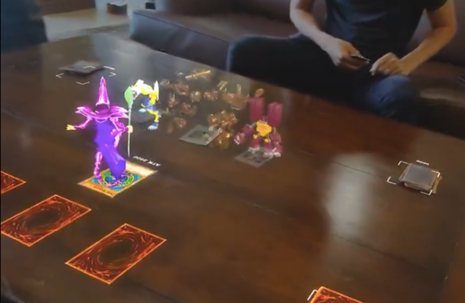 Yu-Gi-Oh! em realidade aumentada: fã usa óculos Snap Specs para invocar monstros sobre a mesa