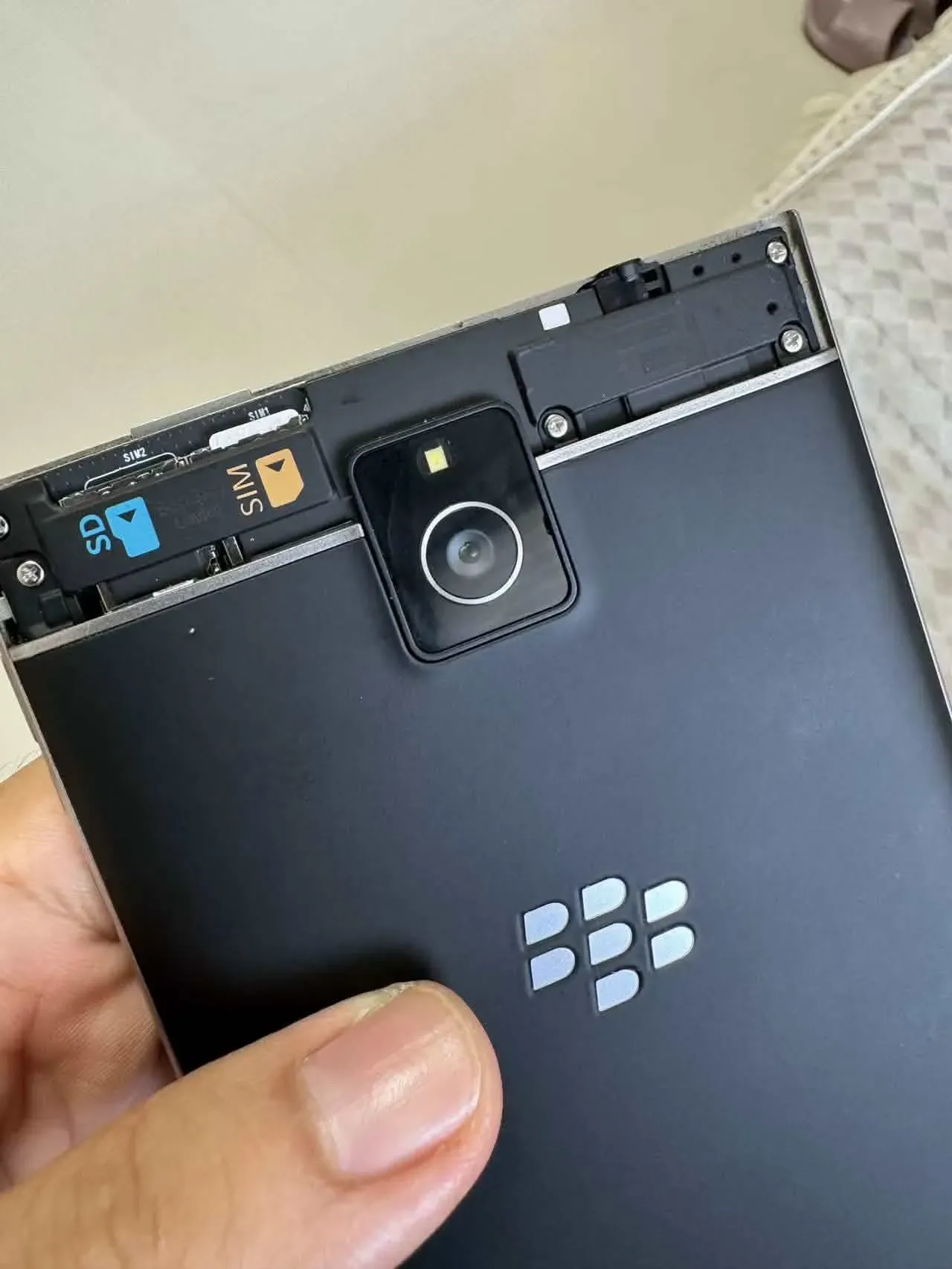Traseira do BlackBerry Passport aberta com a nova câmera do kit